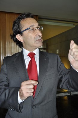 El consejero aragonés de Hacienda, José Luis Saz, en las Cortes