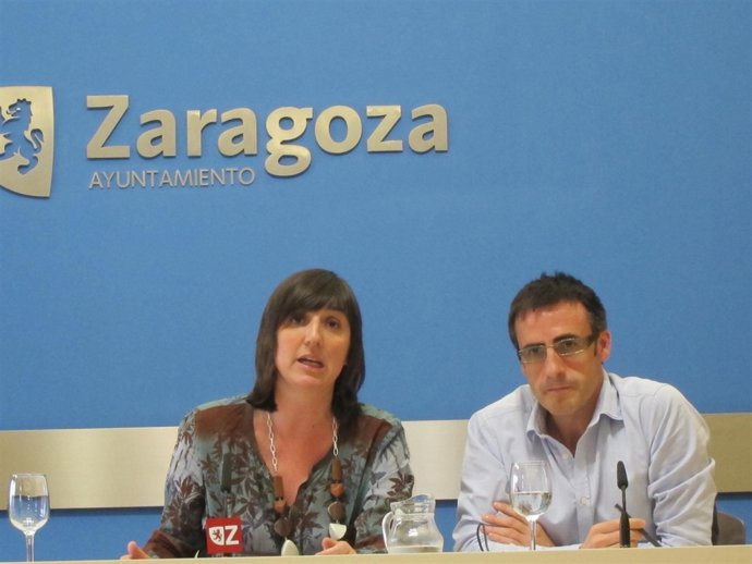 La consejera municipal, Lola Ranera, y el director de TIC, Ricardo Cavero