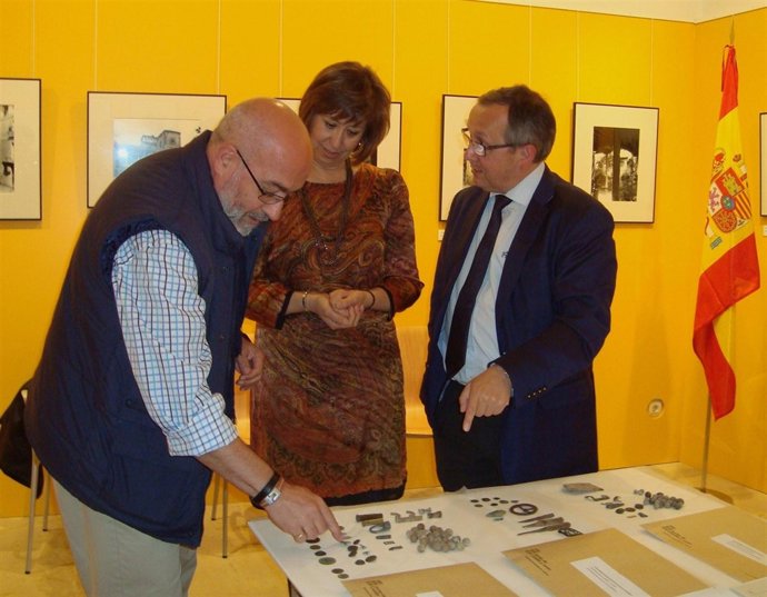 Municio, Sanz y López-Escobar obervan las piezas. 