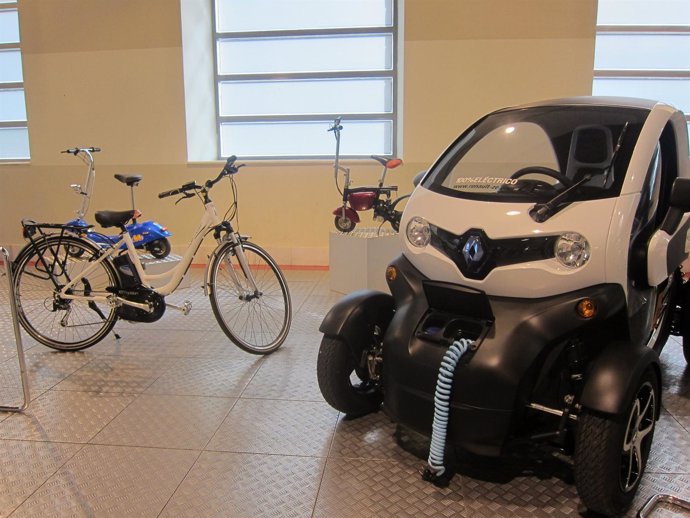 Coche y bicicletas eléctricas en el Museo de Automoción