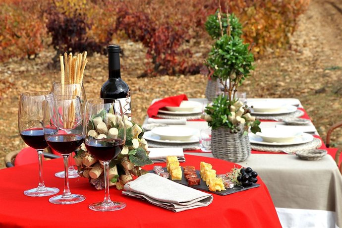 Comer en la viña 'Walking on wine'