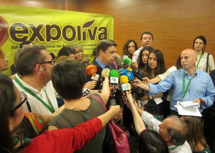 Luis Planas atiende a los periodistas antes de inaugurar Expoliva 2013.