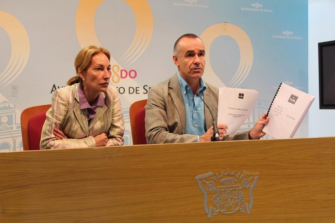 Los ediles del PSOE Susana López y Antonio Muñoz, en rueda de prensa
