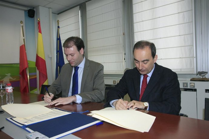 El consejero de Educación firma el convenio con el representante de Biomasa