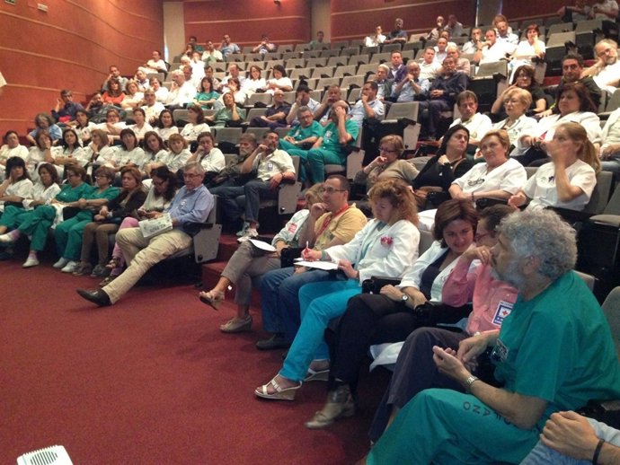 Un momento de la reunión de trabajadores del hospital mantenida hoy
