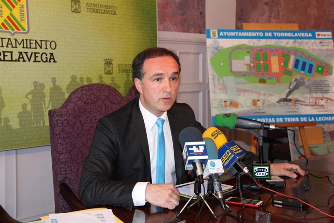 El concejal presenta el proyecto del centro deportivo y de ocio de La Lechera