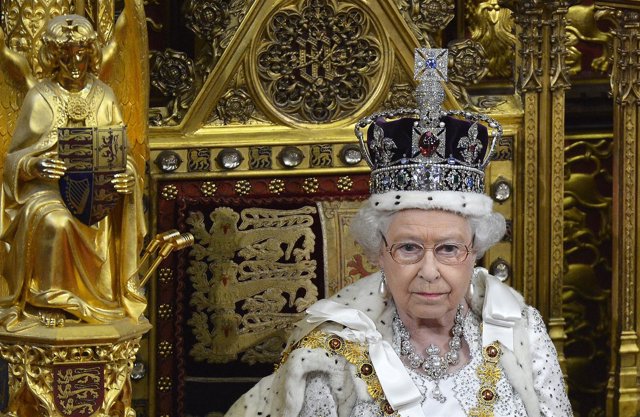 La reina Isabel II durante su discurso anual ante el Parlamento 