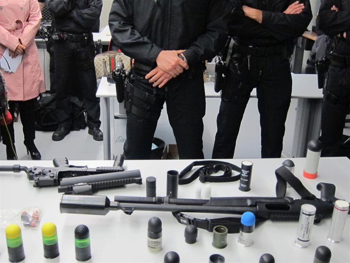 Una lanzadora de los antidisturbios de Mossos