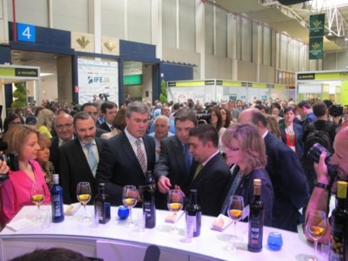 Reyes, con Lillo, Fernández de Moya y Planas, en el estand de la Diputación