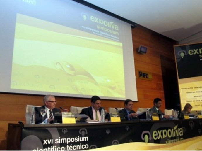 Parras, Reyes, Planas, Barjol y Gálvez abren el Simposium Científico-Técnico.