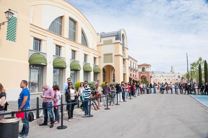 Cola para las entrevistas en la Feria de Empleo de Las Rozas Village