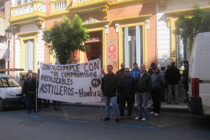 Recolocables de Astilleros se manifiestan ante la sede de UGT en Huelva.