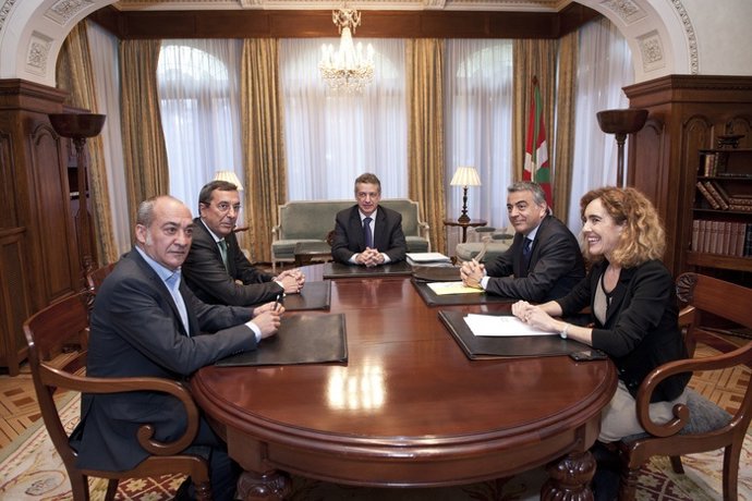 Urkullu con los tres diputados generales y la presidenta de Eudel