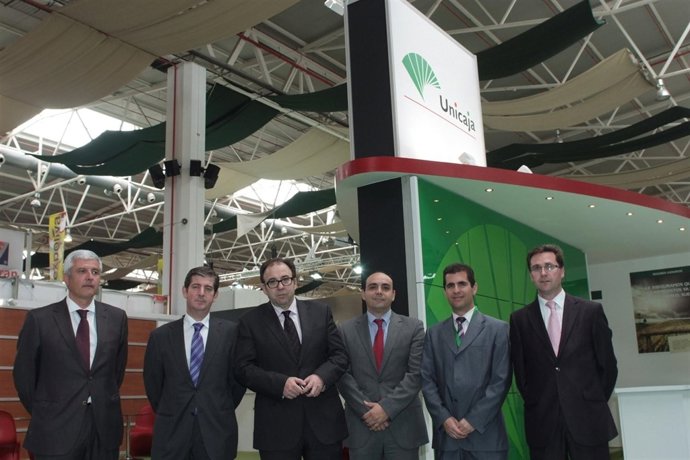 Representantes de Unicaja en el expositor de la entidad en Expoliva 2013.