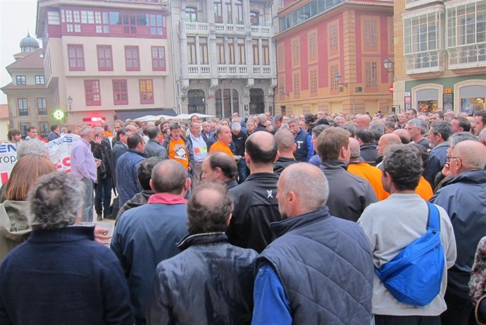 Trabajadores de Santa Bárbara, frente al Ayuntamiento de Oviedo