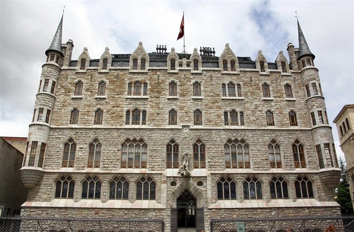 Edificio Botines, Sede De Caja España-Caja Duero En León.