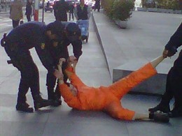 Activista de Greenpeace protestando junto al Congreso de los Diputados