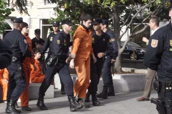 Activistas de Greenpeace tras encaramarse al Congreso