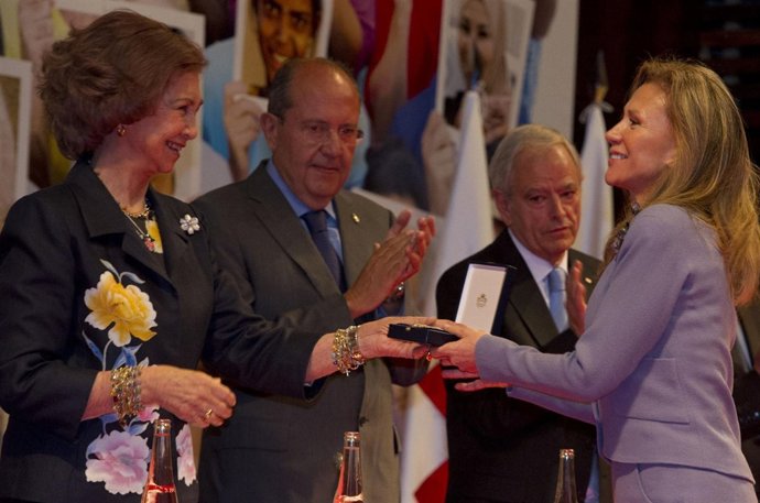 Reina Sofía condecora a Alicia Koplowitz