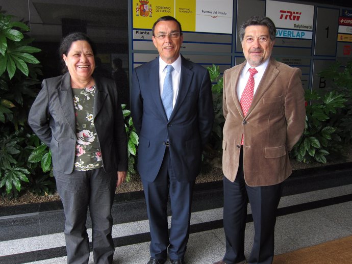 El presidente de la Diputación de Huelva, entre Manuela de Paz y Javier Barrero