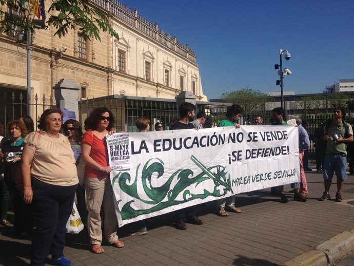 Manifestación del sector educativo ante el Parlamento
