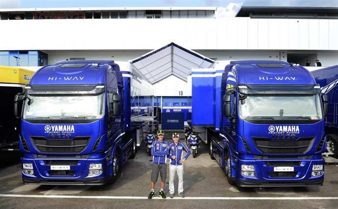 Rossi y Lorenzo, con los nuevos camiones de Iveco