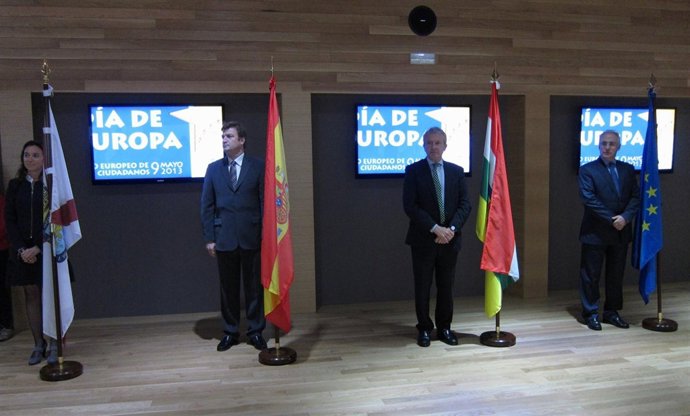 Gamarra, Bretón, Del Río y Ceniceros, en el izado de banderas