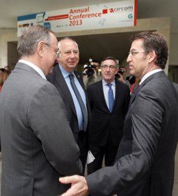 El rector de la USC junto a Feijóo y Currás antes de inaugurar el Congreso