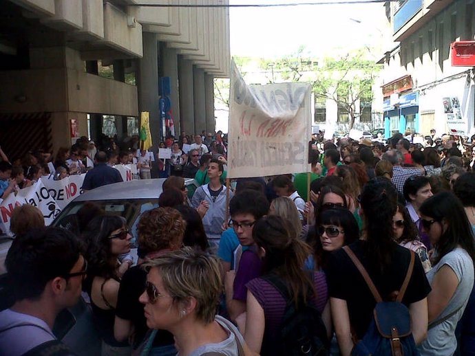 Concentración contra la LOMQE ante la delegación de Educación en Alicante