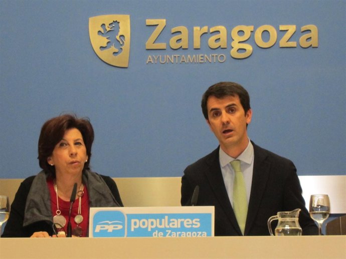 El portavoz adjunto del PP, Pedro Navarro, y la concejal Reyes Campillo