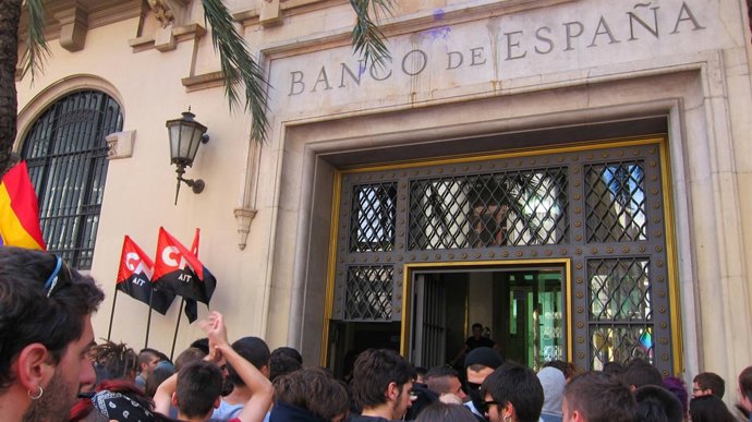 MAnifestación estudiantil ante la sede del Banco de España en Valencia