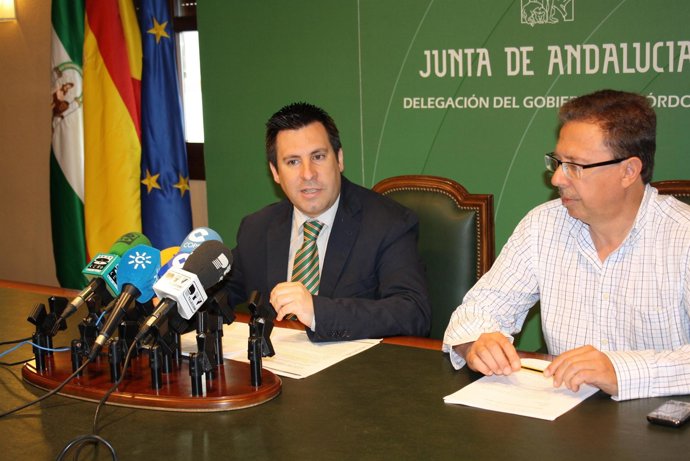 El delegado de Economía de la Junta en Córdoba (en el centro de la imagen)