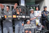 Unos 40 trabajadores de Iberia se concentran frente a la sede de Bankia