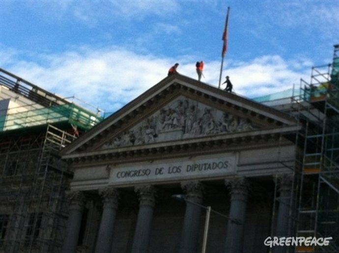 Activistas de Greenpeace se encaraman al Congreso