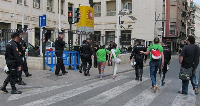 Miembro de la protesta es conducida a Comisaría para su identificación