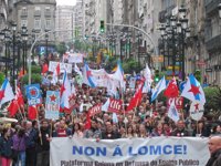 Miles de personas protestan en Vigo contra la Lomce por considerarla una ley "reaccionaria y antipedagógica"
