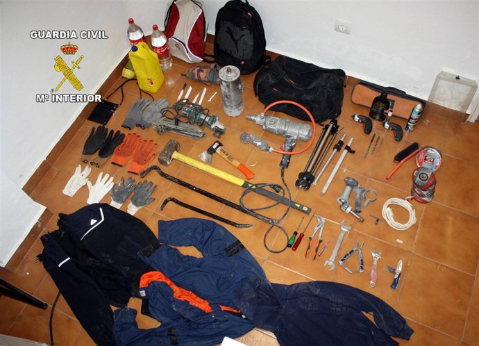 Guardia Civil intercepta un vehículo con droga y herramientas para robo