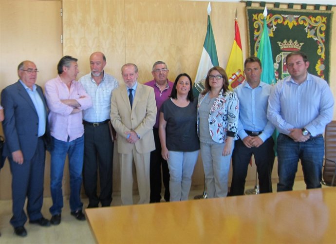 Fernando Rodríguez Villalobos, con representantes de ayuntamientos sevillanos