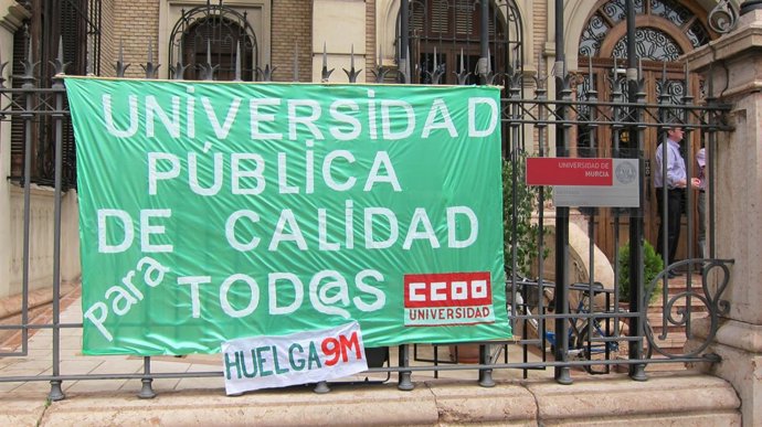 Pancarta informativa de la huelga general de educación