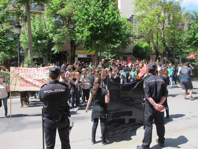 Concentración De Estudiantes, Padres  Y Profesores En Cáceres