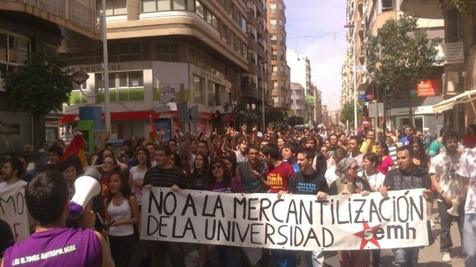Manifestación contra la LOMQE por las calles de Elche