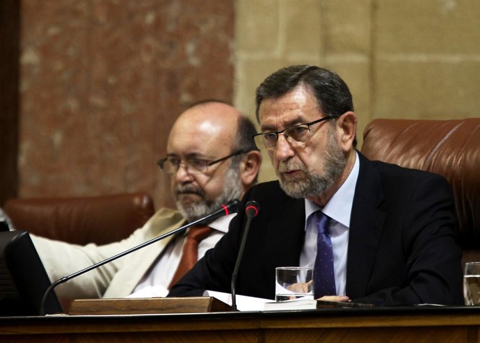 Manuel Gracia da lectura a una Declaración Institucional en el Pleno