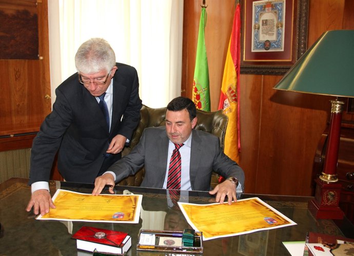 José Ángel Hermida y el alcalde de Hospital de Órbigo, Enrique Busto