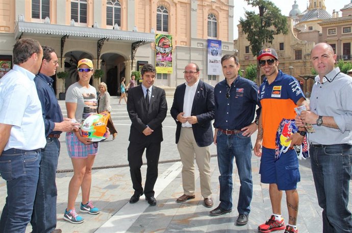 Cruz en el centro junto con Sánchez