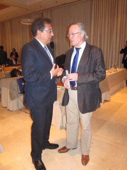 Josep Piqué (dcha) conversa con Antonio Pulido de Cajasol