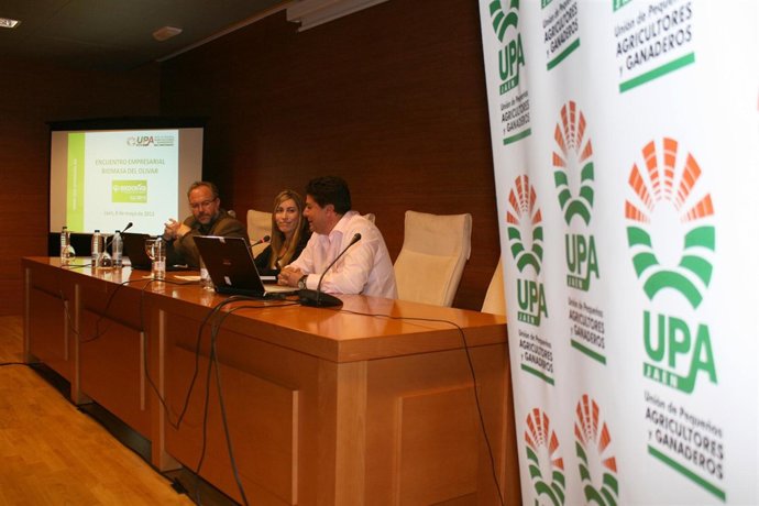 Pérez, Ramírez y Fernández en la presentación de ensayos de UPA sobre biomasa.