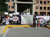 Sindicatos y padres califican de "masivo" el seguimiento en la Comunitat mientras Educación lo cifra en un 23%