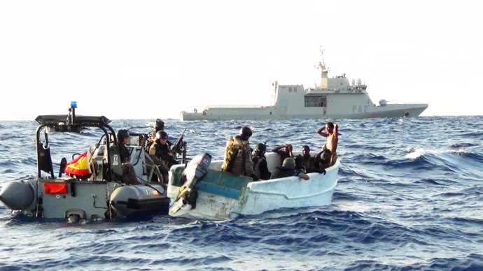 Un buque de la Armada aborda un esquife sospechoso de piratería 