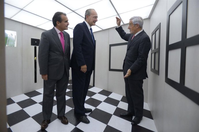 El alcalde en la muestra 'Ilusionismo ¿magia o ciencia'