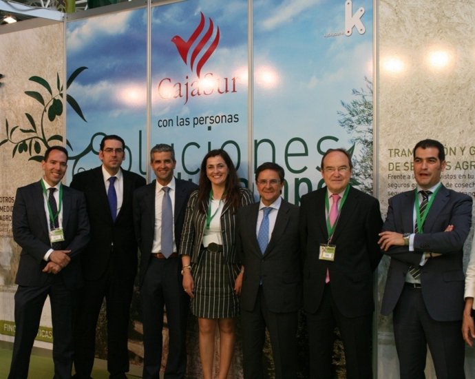 Participantes en la jornada de Cajasur sobre aceite y denominaciones de origen.